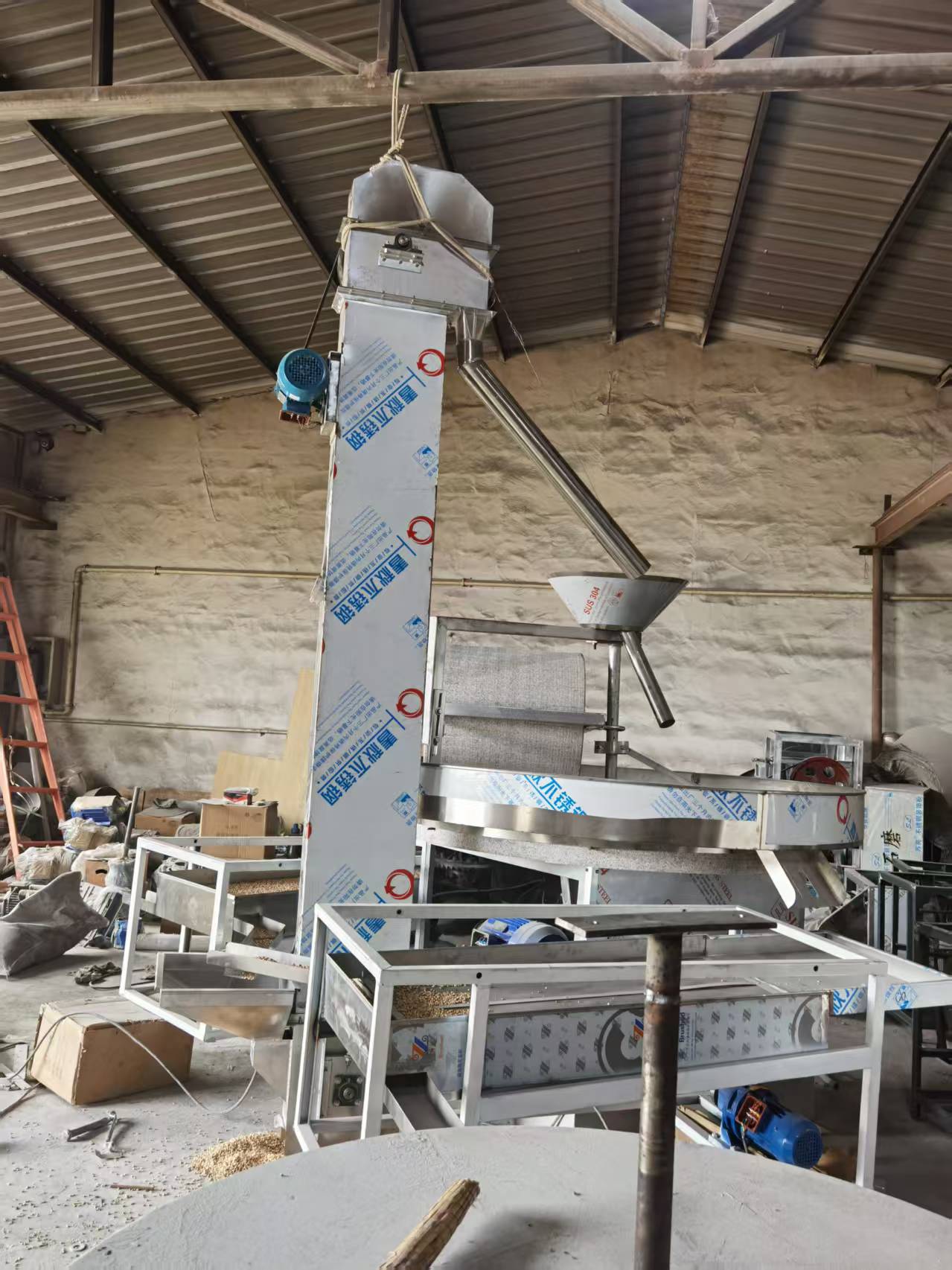 江蘇徐州客戶(hù)1.2米絞龍款面粉石磨